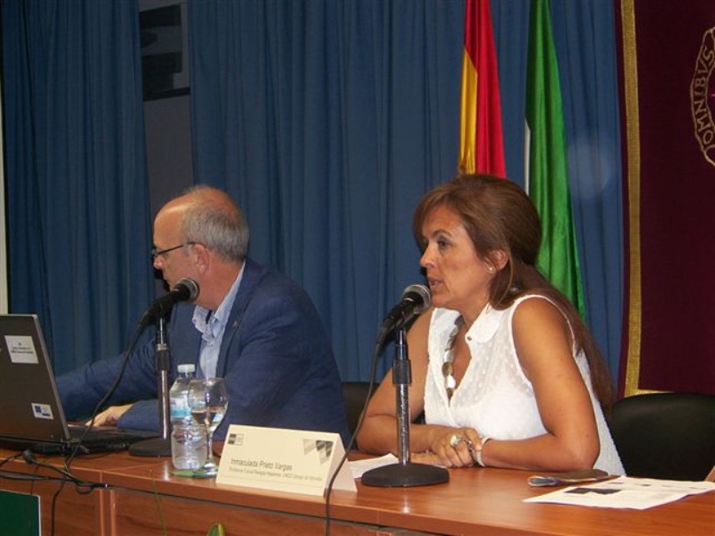 La   profesora Inmaculada Prieto Vargas en la mesa inaugural de los cursos de   verano de la UNED (2013)
